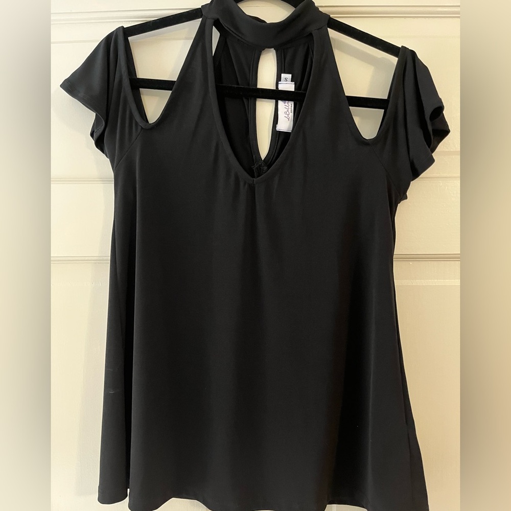 Lubella boutique 
Cold Shoulder top